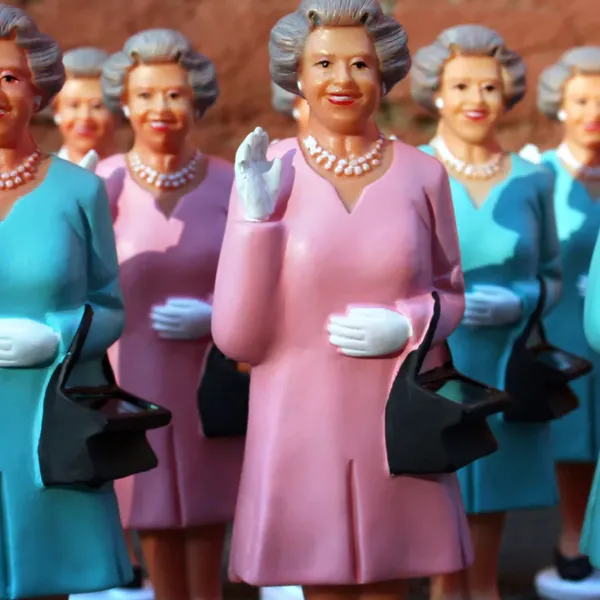 figurine_reine_solaire__e_SKUe18318930422ed1f513882e1dacd78a5_1.webp Figurine Reine Solaire - Elisabeth Ii - Rose-Sélectionné par Fleux Hot