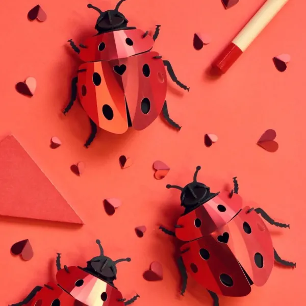 trophee_origami_coccinell_SKUee9d28eed10a36c95dfc020a92711be3_2.webp Trophee Origami Coccinelle Lady Lovebug - Rouge Ruby-Assembli Best